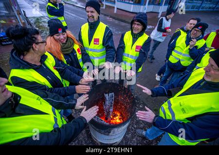 Schwerin, Deutschland. November 2023. Bus- und Straßenbahnfahrer treffen sich während des ganztägigen Warnstreiks am örtlichen Transportdepot. Die gewerkschaft Verdi hat die Mitarbeiter des Schweriner Verkehrsunternehmens zum Warnstreik aufgerufen. Der Grund für den Warnstreik ist das Scheitern der Lohnverhandlungen zwischen der NVS und Verdi. Quelle: Jens Büttner/dpa/Alamy Live News Stockfoto