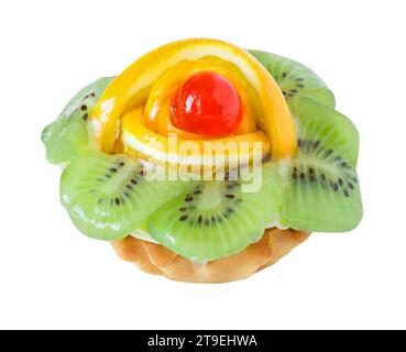 Kuchen-Tartlet mit Kiwi, Orangen und Kirsche isoliert auf weißem Hintergrund mit Beschneidungspfad. Stockfoto