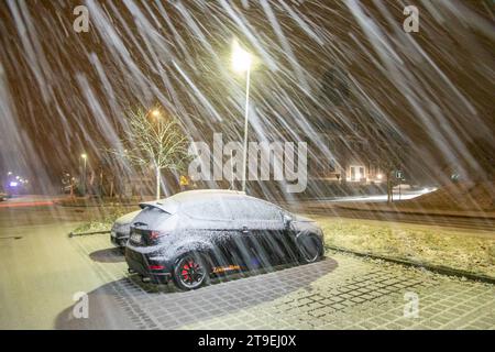 231125Wintergewitter News ID: 25.11.2011 2023 nächtliches Wintergewitter sorgt für glatte Autobahnen neue Schneefälle zu Beginn der neuen Woche mit Neuschnee bis ins Flachland Stollberg. Tief Niklas hat auch vergangene Nacht für weitere, zum Teil intensive Schneefälle gesorgt. Diese brachten nun den Schnee auch in Lagen bis 200 Höhenmeter. Begleitet waren die Wintergewitter vergangene Nacht, mit Blitz und Donner. Binnen wenigen Minuten sorgten die Wintergewitter im Erzgebirge für glatte Straßen und glatten Autobahnen. Zu größeren Behinderungen kam es zum Glück nicht. Wer dann am Morgen aus dem Fens Stockfoto