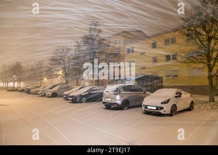 231125Wintergewitter News ID: 25.11.2011 2023 nächtliches Wintergewitter sorgt für glatte Autobahnen neue Schneefälle zu Beginn der neuen Woche mit Neuschnee bis ins Flachland Stollberg. Tief Niklas hat auch vergangene Nacht für weitere, zum Teil intensive Schneefälle gesorgt. Diese brachten nun den Schnee auch in Lagen bis 200 Höhenmeter. Begleitet waren die Wintergewitter vergangene Nacht, mit Blitz und Donner. Binnen wenigen Minuten sorgten die Wintergewitter im Erzgebirge für glatte Straßen und glatten Autobahnen. Zu größeren Behinderungen kam es zum Glück nicht. Wer dann am Morgen aus dem Fens Stockfoto