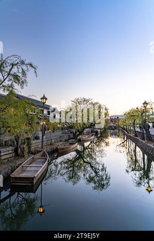 Kurashiki Bikan Historisches Viertel in der Abenddämmerung. Stadtbild bekannt für typisch japanische weiße Wohnwände und Weidenbäume am Ufer Stockfoto