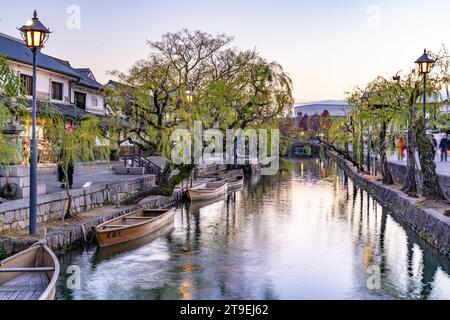 Kurashiki Bikan Historisches Viertel in der Abenddämmerung. Stadtbild bekannt für typisch japanische weiße Wohnwände und Weidenbäume am Ufer Stockfoto