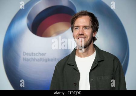 Sebastian VETTEL, ehem. Formel 1-Rennfahrer, Roter Teppich, Roter Teppich Show, Ankunft, Ankunft, Verleihung Deutscher Nachhaltigkeitspreis in Düsseldorf am 24.11.2023. *** Sebastian VETTEL, ehemaliger Formel-1-Rennfahrer, Roter Teppich, Roter Teppich Show, Ankunft, Deutscher Nachhaltigkeitspreis in Düsseldorf am 24 11 2023 Credit: Imago/Alamy Live News Stockfoto