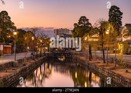 Kurashiki Bikan Historisches Viertel in der Abenddämmerung. Stadtbild bekannt für typisch japanische weiße Wohnwände und Weidenbäume am Ufer Stockfoto