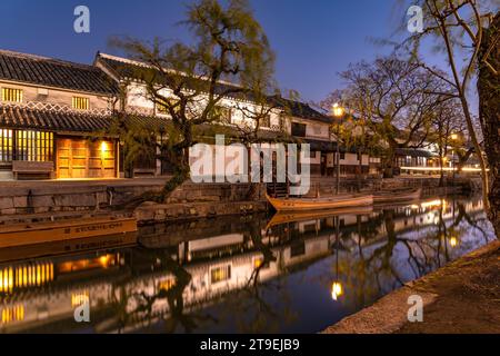 Kurashiki Bikan Historisches Viertel in der Abenddämmerung. Stadtbild bekannt für typisch japanische weiße Wohnwände und Weidenbäume am Ufer Stockfoto