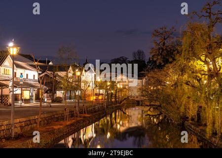 Kurashiki Bikan Historisches Viertel in der Abenddämmerung. Stadtbild bekannt für typisch japanische weiße Wohnwände und Weidenbäume am Ufer Stockfoto