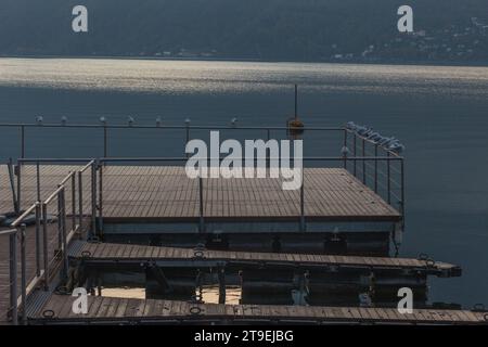 Möwen schlafen am frühen Morgen auf dem Anlegeplatz Stockfoto