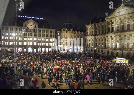 Amsterdam, Niederlande. November 2023. Die Menschen veranstalten eine Demonstration gegen Rassismus und Diskriminierung, nachdem die rechtsextreme Partei für Freiheit (PVV) am 24. November 2023 die Führung bei den niederländischen Parlamentswahlen auf dem Dam-Platz in Amsterdam übernommen hatte. Foto: Taib Mouneb/ABACAPRESS.COM Credit: Abaca Press/Alamy Live News Stockfoto