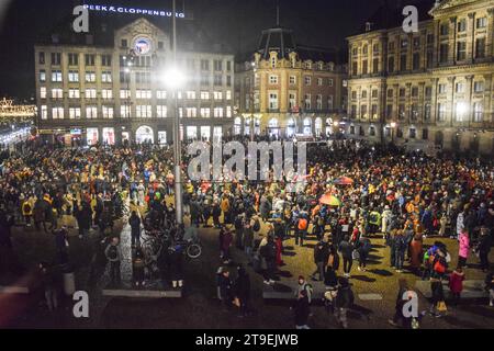 Amsterdam, Niederlande. November 2023. Die Menschen veranstalten eine Demonstration gegen Rassismus und Diskriminierung, nachdem die rechtsextreme Partei für Freiheit (PVV) am 24. November 2023 die Führung bei den niederländischen Parlamentswahlen auf dem Dam-Platz in Amsterdam übernommen hatte. Foto: Taib Mouneb/ABACAPRESS.COM Credit: Abaca Press/Alamy Live News Stockfoto