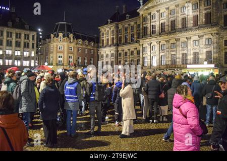 Amsterdam, Niederlande. November 2023. Die Menschen veranstalten eine Demonstration gegen Rassismus und Diskriminierung, nachdem die rechtsextreme Partei für Freiheit (PVV) am 24. November 2023 die Führung bei den niederländischen Parlamentswahlen auf dem Dam-Platz in Amsterdam übernommen hatte. Foto: Taib Mouneb/ABACAPRESS.COM Credit: Abaca Press/Alamy Live News Stockfoto