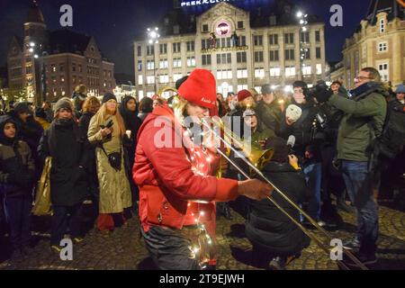 Amsterdam, Niederlande. November 2023. Die Menschen veranstalten eine Demonstration gegen Rassismus und Diskriminierung, nachdem die rechtsextreme Partei für Freiheit (PVV) am 24. November 2023 die Führung bei den niederländischen Parlamentswahlen auf dem Dam-Platz in Amsterdam übernommen hatte. Foto: Taib Mouneb/ABACAPRESS.COM Credit: Abaca Press/Alamy Live News Stockfoto