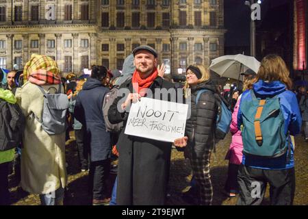 Amsterdam, Niederlande. November 2023. Die Menschen veranstalten eine Demonstration gegen Rassismus und Diskriminierung, nachdem die rechtsextreme Partei für Freiheit (PVV) am 24. November 2023 die Führung bei den niederländischen Parlamentswahlen auf dem Dam-Platz in Amsterdam übernommen hatte. Foto: Taib Mouneb/ABACAPRESS.COM Credit: Abaca Press/Alamy Live News Stockfoto