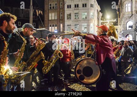 Amsterdam, Niederlande. November 2023. Die Menschen veranstalten eine Demonstration gegen Rassismus und Diskriminierung, nachdem die rechtsextreme Partei für Freiheit (PVV) am 24. November 2023 die Führung bei den niederländischen Parlamentswahlen auf dem Dam-Platz in Amsterdam übernommen hatte. Foto: Taib Mouneb/ABACAPRESS.COM Credit: Abaca Press/Alamy Live News Stockfoto