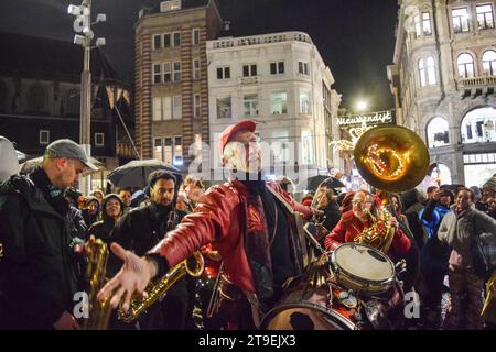 Amsterdam, Niederlande. November 2023. Die Menschen veranstalten eine Demonstration gegen Rassismus und Diskriminierung, nachdem die rechtsextreme Partei für Freiheit (PVV) am 24. November 2023 die Führung bei den niederländischen Parlamentswahlen auf dem Dam-Platz in Amsterdam übernommen hatte. Foto: Taib Mouneb/ABACAPRESS.COM Credit: Abaca Press/Alamy Live News Stockfoto