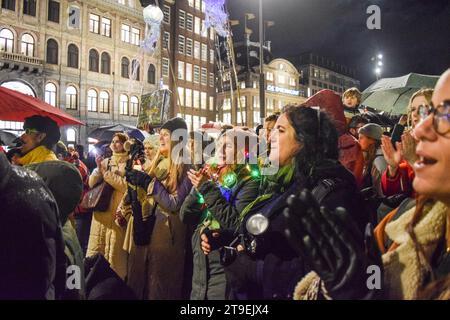Amsterdam, Niederlande. November 2023. Die Menschen veranstalten eine Demonstration gegen Rassismus und Diskriminierung, nachdem die rechtsextreme Partei für Freiheit (PVV) am 24. November 2023 die Führung bei den niederländischen Parlamentswahlen auf dem Dam-Platz in Amsterdam übernommen hatte. Foto: Taib Mouneb/ABACAPRESS.COM Credit: Abaca Press/Alamy Live News Stockfoto