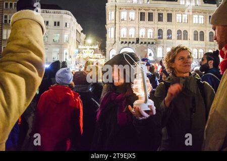 Amsterdam, Niederlande. November 2023. Die Menschen veranstalten eine Demonstration gegen Rassismus und Diskriminierung, nachdem die rechtsextreme Partei für Freiheit (PVV) am 24. November 2023 die Führung bei den niederländischen Parlamentswahlen auf dem Dam-Platz in Amsterdam übernommen hatte. Foto: Taib Mouneb/ABACAPRESS.COM Credit: Abaca Press/Alamy Live News Stockfoto