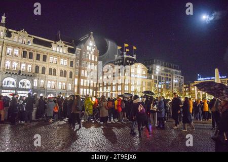 Amsterdam, Niederlande. November 2023. Die Menschen veranstalten eine Demonstration gegen Rassismus und Diskriminierung, nachdem die rechtsextreme Partei für Freiheit (PVV) am 24. November 2023 die Führung bei den niederländischen Parlamentswahlen auf dem Dam-Platz in Amsterdam übernommen hatte. Foto: Taib Mouneb/ABACAPRESS.COM Credit: Abaca Press/Alamy Live News Stockfoto