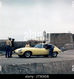 1966 Creme Jaguar E-TYPE, Serie 1, 2+2, im portugiesischen Fischerhafen mit Blick auf das Auto Stockfoto