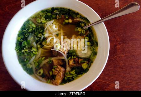 Pho Bo, vietnamesische Reisnudelsuppe mit Rindfleisch und vielen frischen Kräutern, Lebensmittelfotografie Stockfoto