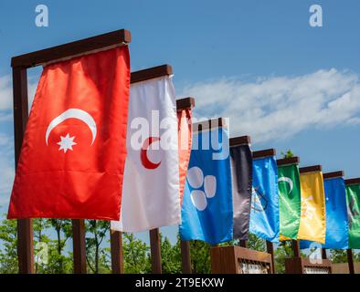 Flaggen der 16 großen Türkischen Imperien in der Geschichte Stockfoto