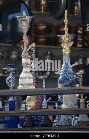 Gruppe der östlichen Wasserpfeifen platziert in verschiedenen Farben auf einem Regal Stockfoto