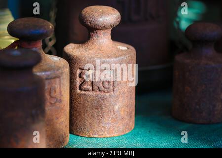 Rostiges 2 kg Gewicht der Metallwaage unter anderen Gewichten Stockfoto