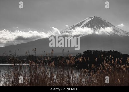 Mt. Fuji (Fuji-San) ist mit 3.776 m der höchste Gipfel Japans, etwa 100 km südwestlich von Tokio und berühmtes Kunstobjekt während der Edo-Zeit Stockfoto