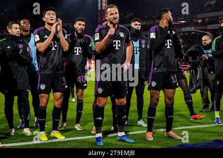 Köln, Deutschland. November 2023. KÖLN, DEUTSCHLAND - 24. NOVEMBER: Raphael Guerreiro vom FC Bayern München, Mathys Tel vom FC Bayern München, Noussair Mazraoui vom FC Bayern München, Harry Kane vom FC Bayern München, Aleksandar Pavlovic vom FC Bayern München und Eric Maxim Choupo-Moting vom FC Bayern München feiern den Sieg ihrer Mannschaft im Bundesliga-Spiel zwischen 1. FC Köln und FC Bayern München im RheinEnergieStadion am 24. November 2023 in Köln. (Foto: Rene Nijhuis/BSR Agency) Credit: BSR Agency/Alamy Live News Stockfoto