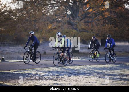 London, Großbritannien. November 2023. Radfahrer machen sich in diesem Herbst durch eine frostbedeckte Landschaft im Richmond Park im Süden Londons, während die Temperaturen in der Hauptstadt zum ersten Mal auf Null sinken. In Teilen Großbritanniens könnten die Temperaturen über das Wochenende bis zu -7 °C sinken. Foto: Ben Cawthra/SIPA USA Credit: SIPA USA/Alamy Live News Stockfoto