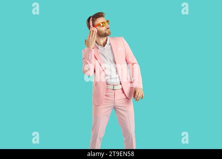 Hübscher junger Mann Musikhören mit Kopfhörer Stockfoto