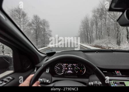 Waimes, Belgien. November 2023. Die Abbildung zeigt den ersten Schnee in Waimes in der Nähe des Baraque Michel am Samstag, den 25. November 2023. BELGA FOTO BRUNO FAHY Credit: Belga News Agency/Alamy Live News Stockfoto