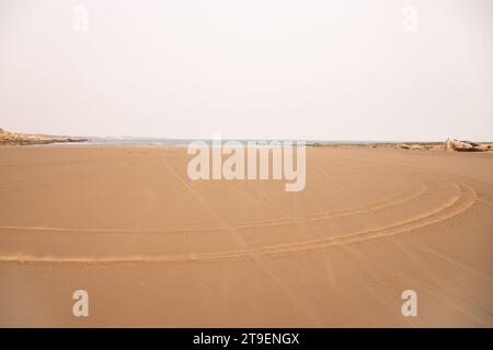 Spuren vom Auto am Ufer des Kaspischen Meeres. Stockfoto