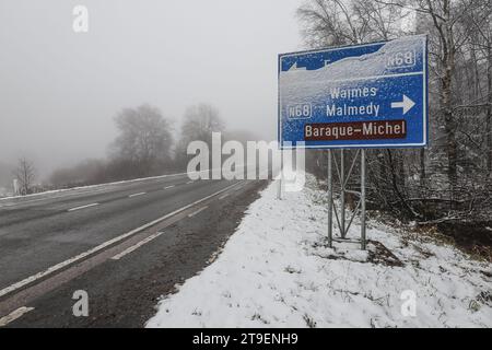 Waimes, Belgien. November 2023. Die Abbildung zeigt den ersten Schnee in Waimes in der Nähe des Baraque Michel am Samstag, den 25. November 2023. BELGA FOTO BRUNO FAHY Credit: Belga News Agency/Alamy Live News Stockfoto