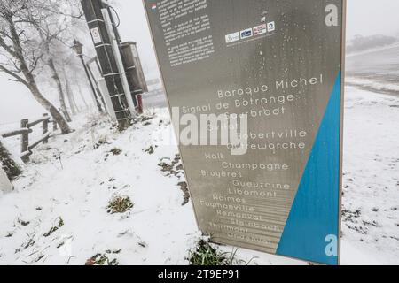 Waimes, Belgien. November 2023. Die Abbildung zeigt den ersten Schnee in Waimes in der Nähe des Baraque Michel am Samstag, den 25. November 2023. BELGA FOTO BRUNO FAHY Credit: Belga News Agency/Alamy Live News Stockfoto