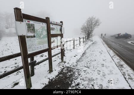 Waimes, Belgien. November 2023. Die Abbildung zeigt den ersten Schnee in Waimes in der Nähe des Baraque Michel am Samstag, den 25. November 2023. BELGA FOTO BRUNO FAHY Credit: Belga News Agency/Alamy Live News Stockfoto