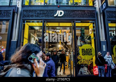 Amsterdam, Niederlande. November 2023. Man sieht Leute, die aus dem Sportgeschäft „JD“ kommen. In Amsterdam sind die Geschäfte mit Black Friday-Angeboten fertig, und die Schaufenster sind mit Werbebanner verziert, um während des Black Friday Menschen anzulocken. Vor allem jüngere Menschen warten auf den Ermäßigungstag nach Amerikas Thanksgiving, um Dinge zu kaufen. Quelle: SOPA Images Limited/Alamy Live News Stockfoto