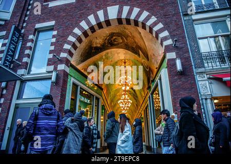 Amsterdam, Niederlande. November 2023. Man sieht Leute, die auf eine schöne Passage in der Mitte der Straße schauen. In Amsterdam sind die Geschäfte mit Black Friday-Angeboten fertig, und die Schaufenster sind mit Werbebanner verziert, um während des Black Friday Menschen anzulocken. Vor allem jüngere Menschen warten auf den Ermäßigungstag nach Amerikas Thanksgiving, um Dinge zu kaufen. Quelle: SOPA Images Limited/Alamy Live News Stockfoto