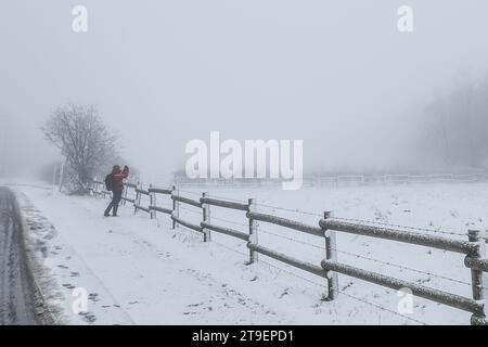 Waimes, Belgien. November 2023. Die Abbildung zeigt den ersten Schnee in Waimes in der Nähe des Baraque Michel am Samstag, den 25. November 2023. BELGA FOTO BRUNO FAHY Credit: Belga News Agency/Alamy Live News Stockfoto