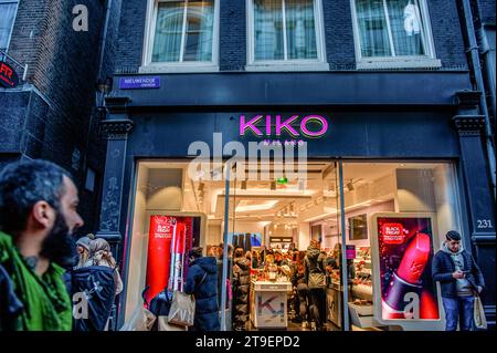 Amsterdam, Niederlande. November 2023. Der Kosmetikladen „Kiko Milano“ ist voller Menschen zu sehen. In Amsterdam sind die Geschäfte mit Black Friday-Angeboten fertig, und die Schaufenster sind mit Werbebanner verziert, um während des Black Friday Menschen anzulocken. Vor allem jüngere Menschen warten auf den Ermäßigungstag nach Amerikas Thanksgiving, um Dinge zu kaufen. Quelle: SOPA Images Limited/Alamy Live News Stockfoto