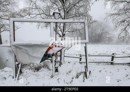 Waimes, Belgien. November 2023. Die Abbildung zeigt den ersten Schnee in Waimes in der Nähe des Baraque Michel am Samstag, den 25. November 2023. BELGA FOTO BRUNO FAHY Credit: Belga News Agency/Alamy Live News Stockfoto