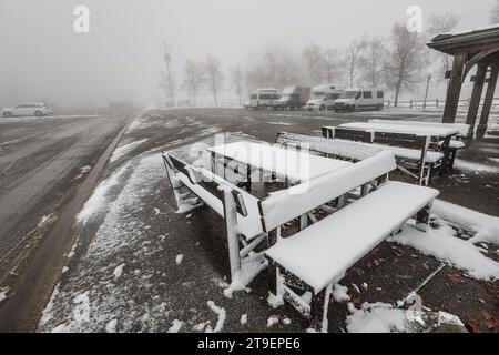 Waimes, Belgien. November 2023. Die Abbildung zeigt den ersten Schnee in Waimes in der Nähe des Baraque Michel am Samstag, den 25. November 2023. BELGA FOTO BRUNO FAHY Credit: Belga News Agency/Alamy Live News Stockfoto