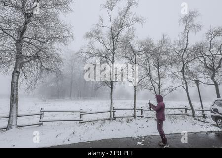 Waimes, Belgien. November 2023. Die Abbildung zeigt den ersten Schnee in Waimes in der Nähe des Baraque Michel am Samstag, den 25. November 2023. BELGA FOTO BRUNO FAHY Credit: Belga News Agency/Alamy Live News Stockfoto