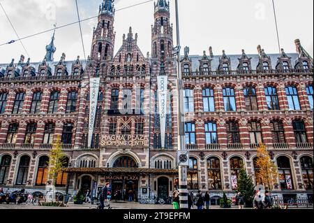 Amsterdam, Niederlande. November 2023. Das Einkaufszentrum 'Magna Plaza' ist mit Weihnachtslichtern dekoriert. In Amsterdam sind die Geschäfte mit Black Friday-Angeboten fertig, und die Schaufenster sind mit Werbebanner verziert, um während des Black Friday Menschen anzulocken. Vor allem jüngere Menschen warten auf den Ermäßigungstag nach Amerikas Thanksgiving, um Dinge zu kaufen. (Foto: Ana Fernandez/SOPA Images/SIPA USA) Credit: SIPA USA/Alamy Live News Stockfoto