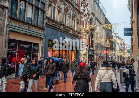 Amsterdam, Niederlande. November 2023. Die Straßen sind voll mit Menschen, die in verschiedenen Geschäften einkaufen. In Amsterdam sind die Geschäfte mit Black Friday-Angeboten fertig, und die Schaufenster sind mit Werbebanner verziert, um während des Black Friday Menschen anzulocken. Vor allem jüngere Menschen warten auf den Ermäßigungstag nach Amerikas Thanksgiving, um Dinge zu kaufen. (Foto: Ana Fernandez/SOPA Images/SIPA USA) Credit: SIPA USA/Alamy Live News Stockfoto