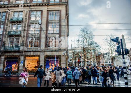 Amsterdam, Niederlande. November 2023. Eine Fußgängerüberquerung ist voller Menschen mit Einkaufstaschen zu sehen. In Amsterdam sind die Geschäfte mit Black Friday-Angeboten fertig, und die Schaufenster sind mit Werbebanner verziert, um während des Black Friday Menschen anzulocken. Vor allem jüngere Menschen warten auf den Ermäßigungstag nach Amerikas Thanksgiving, um Dinge zu kaufen. (Foto: Ana Fernandez/SOPA Images/SIPA USA) Credit: SIPA USA/Alamy Live News Stockfoto