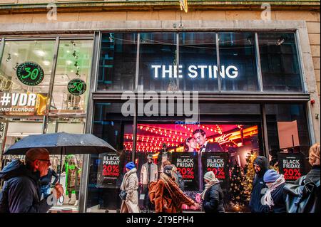Amsterdam, Niederlande. November 2023. Das Franchise „The Sting“ ist mit Black Friday Plakaten verziert. In Amsterdam sind die Geschäfte mit Black Friday-Angeboten fertig, und die Schaufenster sind mit Werbebanner verziert, um während des Black Friday Menschen anzulocken. Vor allem jüngere Menschen warten auf den Ermäßigungstag nach Amerikas Thanksgiving, um Dinge zu kaufen. (Foto: Ana Fernandez/SOPA Images/SIPA USA) Credit: SIPA USA/Alamy Live News Stockfoto