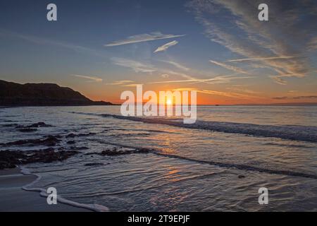 Swansea, Großbritannien. November 2023. Schwimmer beobachten den Sonnenaufgang in der Langland Bay nahe Swansea, während die Lufttemperatur heute Morgen schwer über dem Gefrierpunkt steigt. Quelle: Phil Rees/Alamy Live News Stockfoto