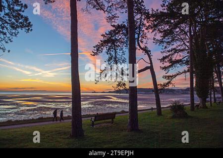 Swansea, Großbritannien. November 2023. Die Leute gehen am West Cross nahe Swansea entlang, während die Lufttemperatur kurz vor Sonnenaufgang schwer über den Gefrierpunkt kommt. Quelle: Phil Rees/Alamy Live News Stockfoto