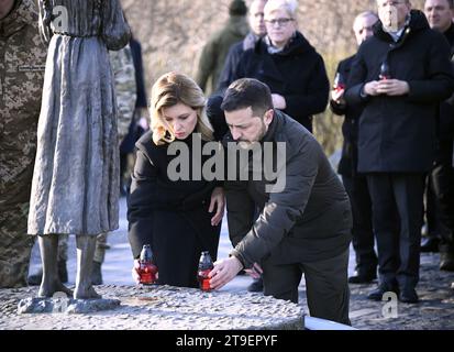 Kiew, Ukraine. November 2023. Der ukrainische Präsident Wolodymyr Zelenski (rechts), seine Frau Olena Zelenska (links) und die politischen Führer des Landes zollen den Opfern der Hungersnot von 1932 bis 1933 am 25. November 2023 in Kiew, Ukraine, ihre Anerkennung. Quelle: Kupec Petr/CTK Photo/Alamy Live News Stockfoto