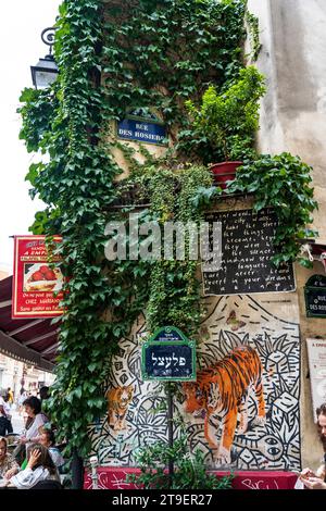 Traditionelles Straßenschild der Rue des Rosiers, im Viertel Jewis, Marais, 4. Arrondissement, mit Street Art und Evy, Paris, Frankreich Stockfoto